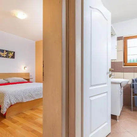 2 Bedroom Cozy In * Liznjan