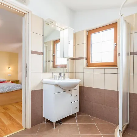2 Bedroom Cozy In * Liznjan