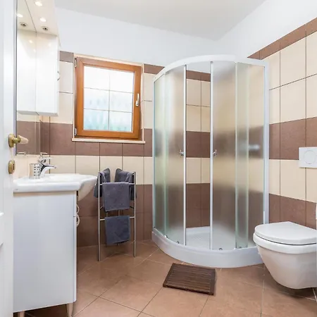 2 Bedroom Cozy In Holiday home Liznjan