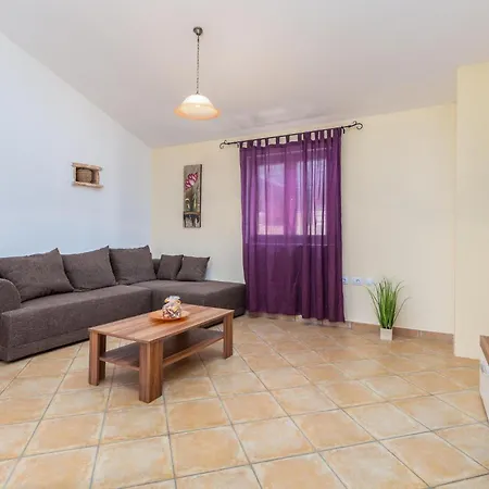 2 Bedroom Cozy In Liznjan