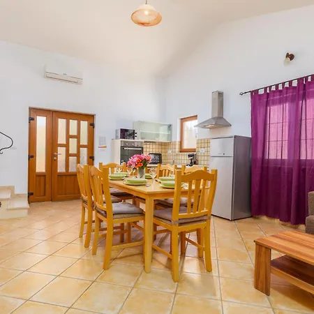 2 Bedroom Cozy In Liznjan